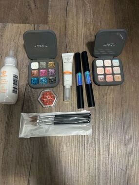 Women Makeup Set - Multicolor Eyeshadow & Tools